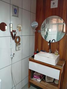 a bathroom with a sink and a mirror at Sítio em São Bonifácio in Alto Rio Bravo +43 photos