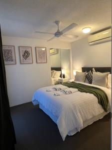 une chambre avec un grand lit blanc et un plafond dans l'établissement Beachside Mooloolaba, à Mooloolaba 22 autres photos
