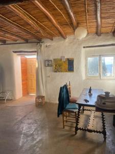 a room with a table and a chair in a room at Los Albergues in Pitres