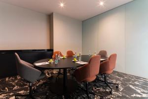ein Konferenzraum mit Tisch und Stühlen in der Unterkunft Hotel Real del Rio in Tijuana + 96 Fotos