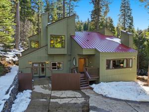 a green house with a red roof at Yosemite Spirit in Yosemite West