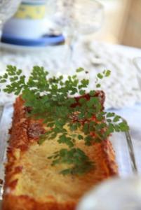 a piece of bread with parsley on top of it at Pousada do Campo in Ipiabas