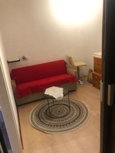 a living room with a red couch and a rug at Appartement Studio 2 Punat Insel Krk in Punat