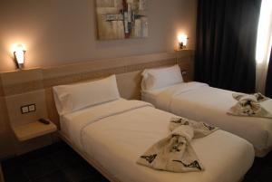 A bed or beds in a room at Hotel A44
