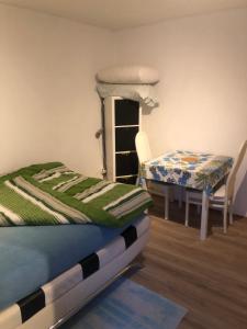 a bedroom with a bed and a table and chairs at Appartement Studio 2 Punat Insel Krk in Punat