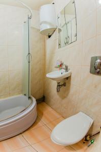 La salle de bains est pourvue de toilettes et d'un lavabo. dans l'établissement VIP apartment on 14 Vidradnyi Avenue, à Kiev