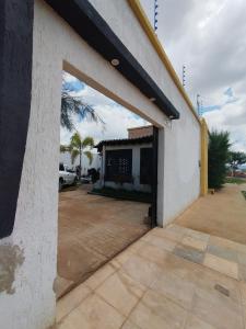 ein offenes Garagentor in einem weißen Gebäude in der Unterkunft Santa Cabana Cariri in Juazeiro do Norte