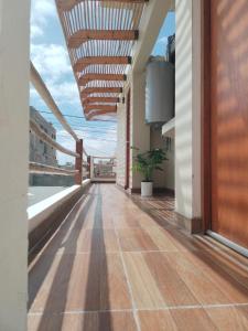 an empty corridor of a building with a wooden ceiling at Hospedaje Viento in Paracas