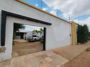 eine Garagentür mit einem Auto darin in der Unterkunft Santa Cabana Cariri in Juazeiro do Norte + 11 Fotos