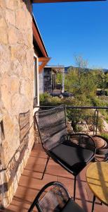 eine Terrasse mit Tisch und Stühlen auf einem Balkon in der Unterkunft Oasis 444 in San Marcos