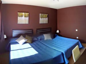 A bed or beds in a room at Residential Majada Apartments