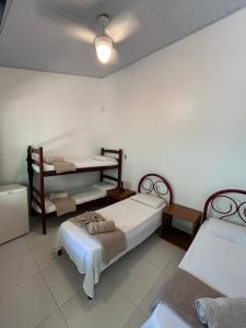 a room with two beds in a room at Verde Mar Ilha Grande in Abraão