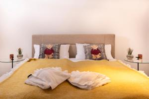 a bedroom with a bed with two towels on it at Hermine, Black Forest Retreat, mit Sonnenterrasse in Baiersbronn