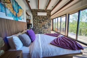 ein Schlafzimmer mit einem Bett in einem Zimmer mit Fenstern in der Unterkunft Oasis 444 in San Marcos