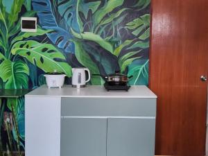 a kitchen with a table with a pot on it at Casa hogareña Pequeña in Ica