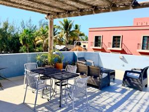 a patio with a table and chairs on a roof at Estudio con Terraza in Todos Santos