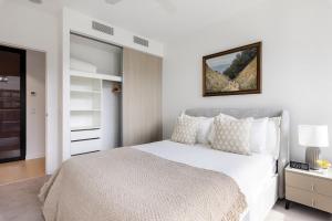 a bedroom with a large white bed and a closet at Gorgeous 3BR Apartment with Study overlooking BNE River in Brisbane +16 photos