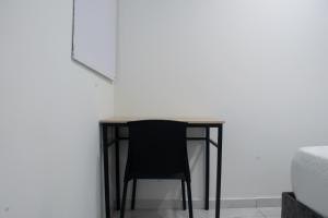 a black chair sits at a table in a room at Hotel Casa Camoa in Villavicencio +5 photos