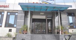 ein Gebäude mit einem blauen Vordach über den Türen in der Unterkunft Heaven Hotel in Lahore