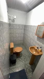 a bathroom with a toilet and a sink at Pousada Rosario in Malhada dos Bois
