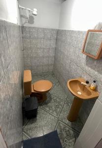 a bathroom with a toilet and a sink at Pousada Rosario in Malhada dos Bois