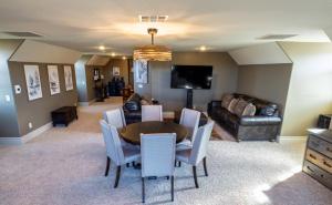 ein Wohnzimmer mit Tisch, Stühlen und Sofa in der Unterkunft ScottishLodge in Salina