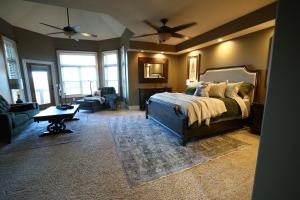 ein Schlafzimmer mit Bett und ein Wohnzimmer in der Unterkunft ScottishLodge in Salina