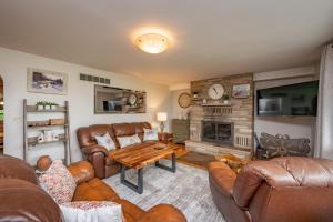 a living room with leather furniture and a fireplace at On Deep Creek Time by Railey Vacations in Friendsville +36 photos