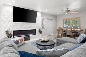 a living room with a couch and a fireplace at Timberland Hideaway in Payson