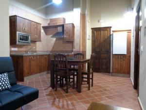 cocina con mesa y sillas en una habitación en La Majada de la Covatilla, en La Hoya