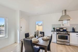 a kitchen and dining room with a table and chairs at Cosmopolitan Cottage in Phoenix +14 photos