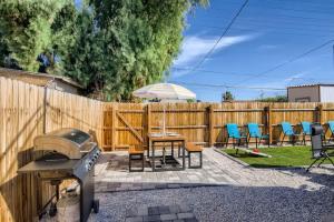a backyard with a grill and a table and chairs at Cosmopolitan Cottage in Phoenix