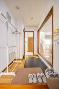 a room with a gym with two pairs of shoes at つぐ屋札幌 in Sapporo +43 photos