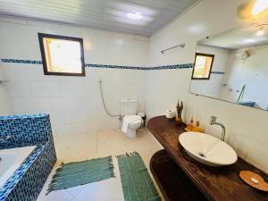 a bathroom with a sink and a toilet at Pousada Refazenda - Milho Verde in Milho Verde