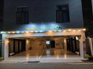 an empty parking lot in front of a building at 진우 프레스티지 호텔 in Okp'o-ri