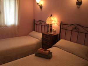 A bed or beds in a room at Fuente de Cella