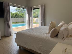 ein Schlafzimmer mit einem großen Bett und einem Swimmingpool in der Unterkunft López in Capiatá