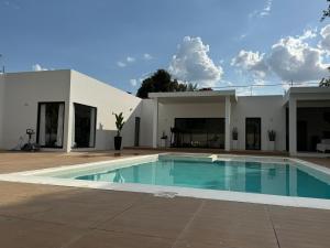 ein Swimmingpool vor einem Haus in der Unterkunft López in Capiatá