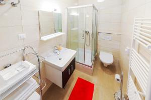 Koupelna v ubytování Room and Apartment Perlica + 15 fotografií