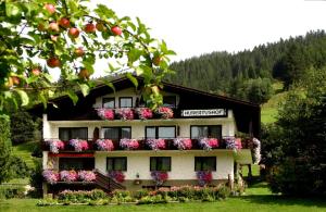 un edificio con dei fiori sul lato di Hubertushof a Jungholz