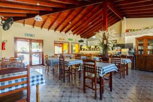 a restaurant with blue and white tables and chairs at Pousada Recanto do Jabaquara in Paraty