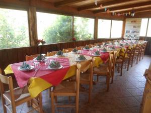 a long dining room with a long table with chairs at Agriturismo Fiorendo in Pinerolo