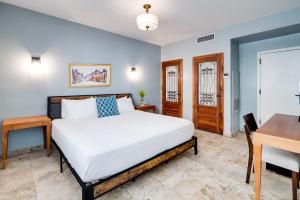 a bedroom with a bed and a desk at Kasa Impala Miami Beach in Miami Beach