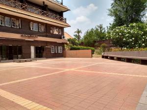 an empty parking lot in front of a building at สายชลวิว ริเวอร์แคว in Ban Wang Yen +3 photos