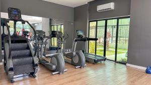 a gym with treadmills and ellipticals in a room at Tropical Executive 924 in Manaus