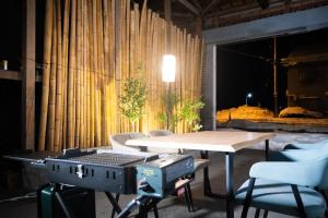 a table and chairs in a room with a grill at 勝山駅徒歩1分 恐竜博物館車5分スキージャム15分 BBQ可能 シアタールーム Kidsルーム完備 駅前好立地 in Katsuyama