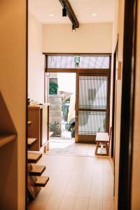 a hallway with a door leading into a room at OneStay一宿 無料駐車場 駅徒歩2分 和モダン一軒家 小庭付き 静か お子様連れに優しい 名古屋駅近 in Nagoya
