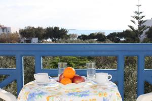 アギオス・プロコピオスにあるMina's Studios in Naxos Islandのバルコニーにテーブルとフルーツの盛り合わせ