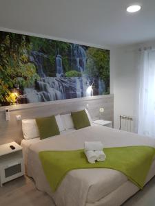 Schlafzimmer mit einem Bett mit Wandgemälde in der Unterkunft Hostal Madrid Star in Madrid