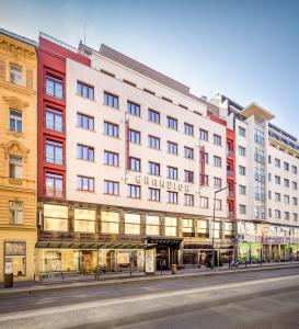 ein großes Gebäude an einer Stadtstraße mit Gebäuden in der Unterkunft Grandior Hotel Prague in Prag